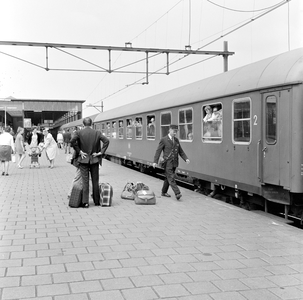 883141 Afbeelding van de internationale trein Mediterraneo van Den Haag naar Genova langs het perron van het ...